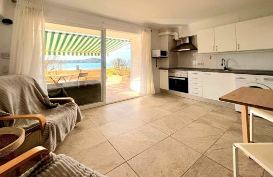 1 Schlafzimmer Apartment mit großer Terrasse und eigenem Ausgang zum Strand in Santa Ponsa. | Ref.: 13709